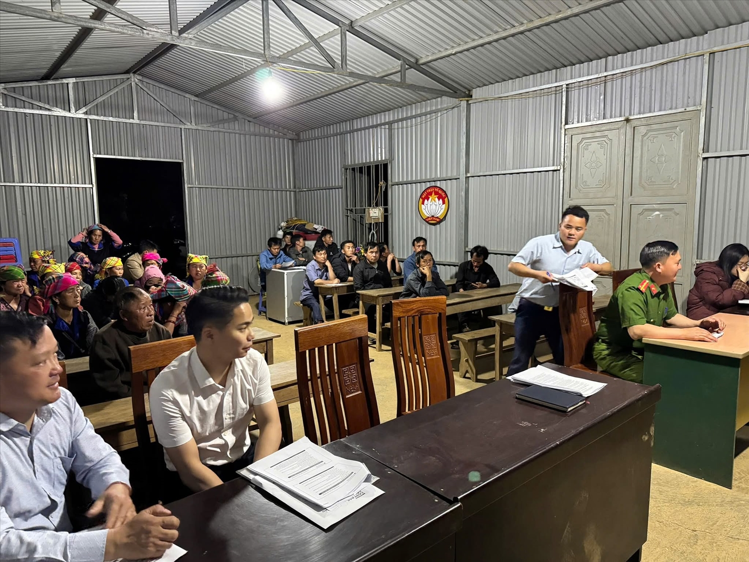 Cán bộ Agribank phối hợp với chính quyền địa phương tuyên truyền, hướng dẫn người dân tiếp cận và sử dụng hiệu quả nguồn vốn tín dụng tại vùng cao