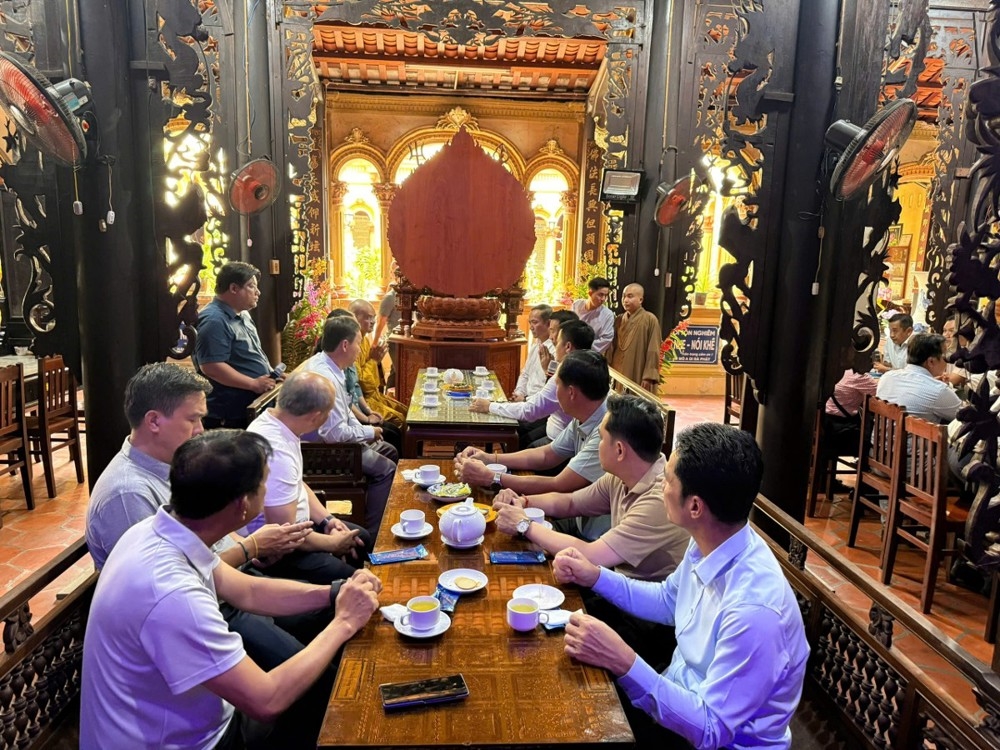 Quang cảnh buổi tiếp Đoàn công tác tỉnh Champasak (Lào) tại chùa Vĩnh Tràng