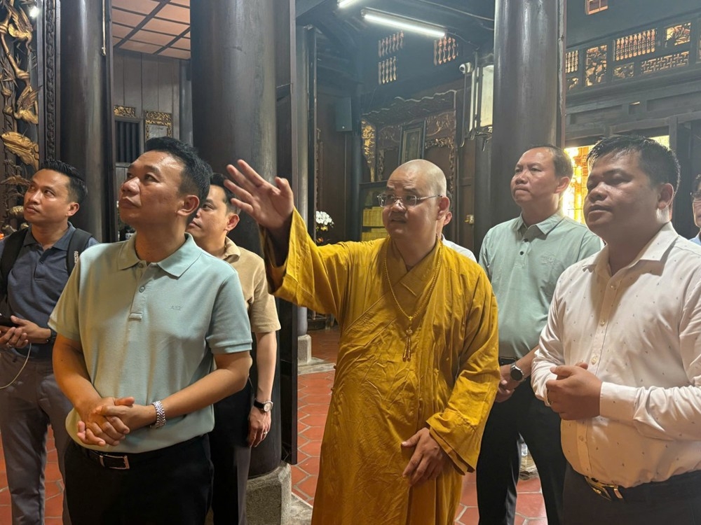 Đại đức Thích Huệ Phát giới thiệu khái quát về lịch sử hình thành và phát triển của chùa Vĩnh Tràng đến với Đoàn công tác tỉnh Champasak