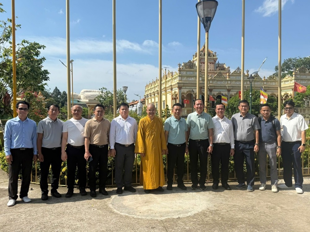 Đoàn công tác tỉnh Champasak (Lào) cùng các thành viên tiếp Đoàn chụp ảnh lưu niệm tại chùa Vĩnh Tràng