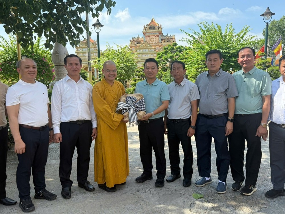 Hai bên trao những món quà thể hiện tình hữu nghị và đoàn kết