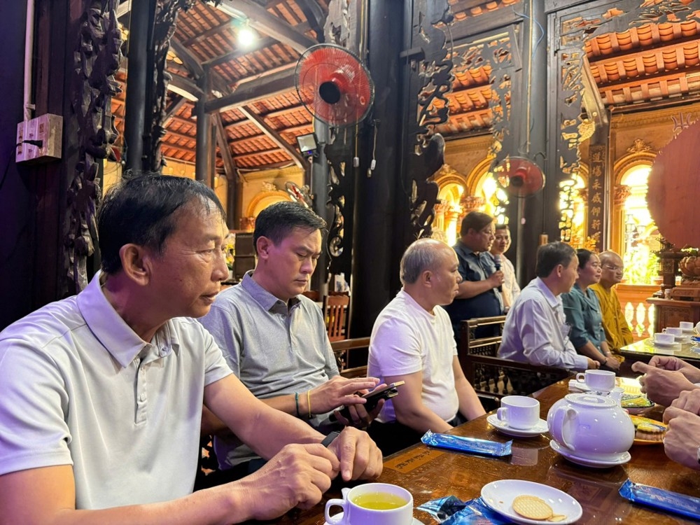Các thành viên Đoàn công tác tỉnh Champasak, nước Cộng hòa Dân chủ Nhân dân Lào thăm chùa Vĩnh Tràng