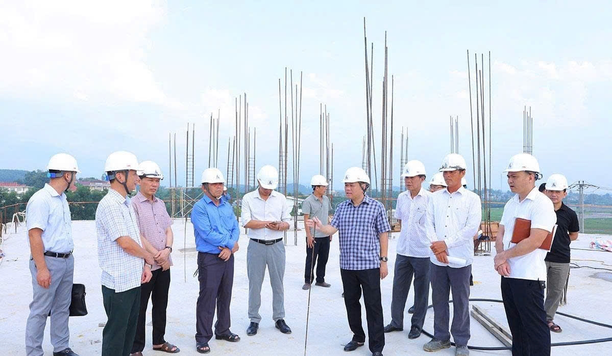 Phó Chủ tịch UBND tỉnh Đỗ Hùng Đức kiểm tra tiến độ dự án tại trường Đại học Tân Trào (Ảnh: Lý Thu)