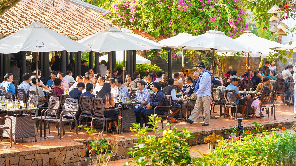 Không những thế du khách đến đây như được hòa mình vào thế giới những hạt cafe tinh nguyên và sẽ được nghe những âm thanh du dương giữa đại ngàn Tây Nguyên, lắng nghe từng âm thanh chậm rãi, từng tiếng guốc từ xa vọng về và hít hà hương thơm lừng cà phê thơm lừng, ngắm nhìn khung cảnh thơ mộng