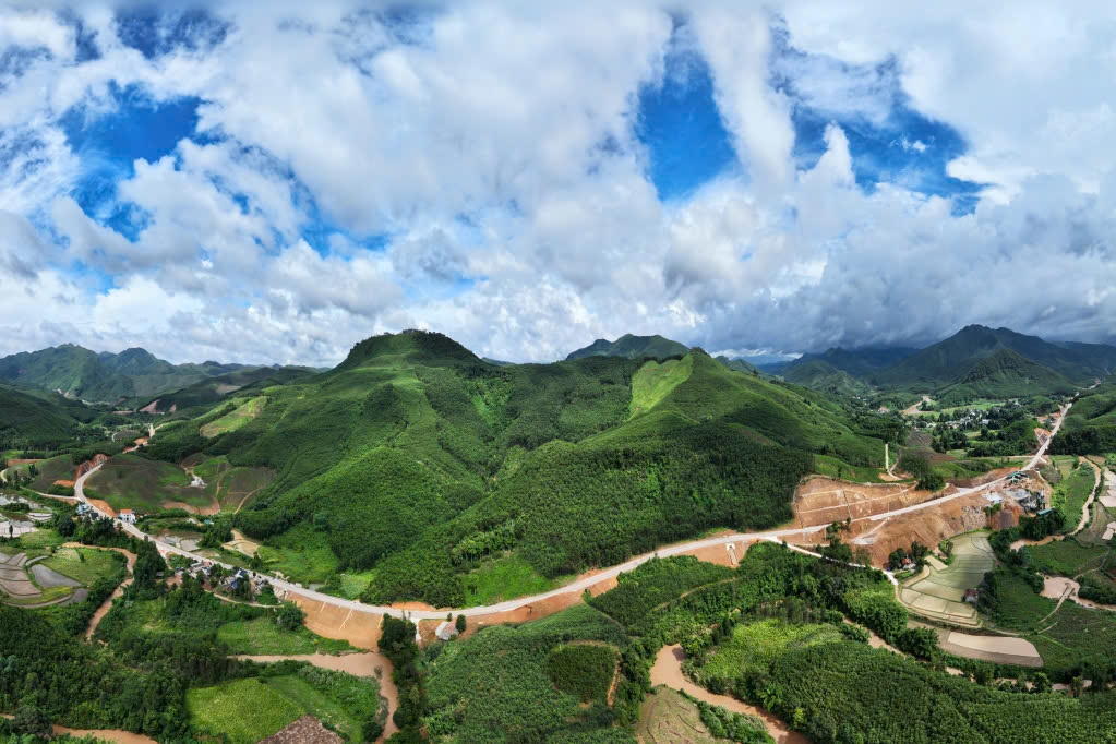 The Provincial Road 342 project connecting Quang Ninh and Lang Son provinces was completed in mid-2024, creating conditions to foster socio-economic development in ethnic minority regions