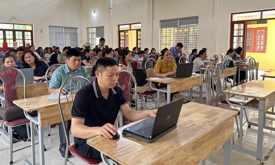Cán bộ quản lý, giáo viên các trường Tiểu học và THCS trên địa bàn xã Thông Nông tham gia Hội nghị tập huấn nâng cao năng lực số, tháng 4/2026. Ảnh: baocaobang.vn
