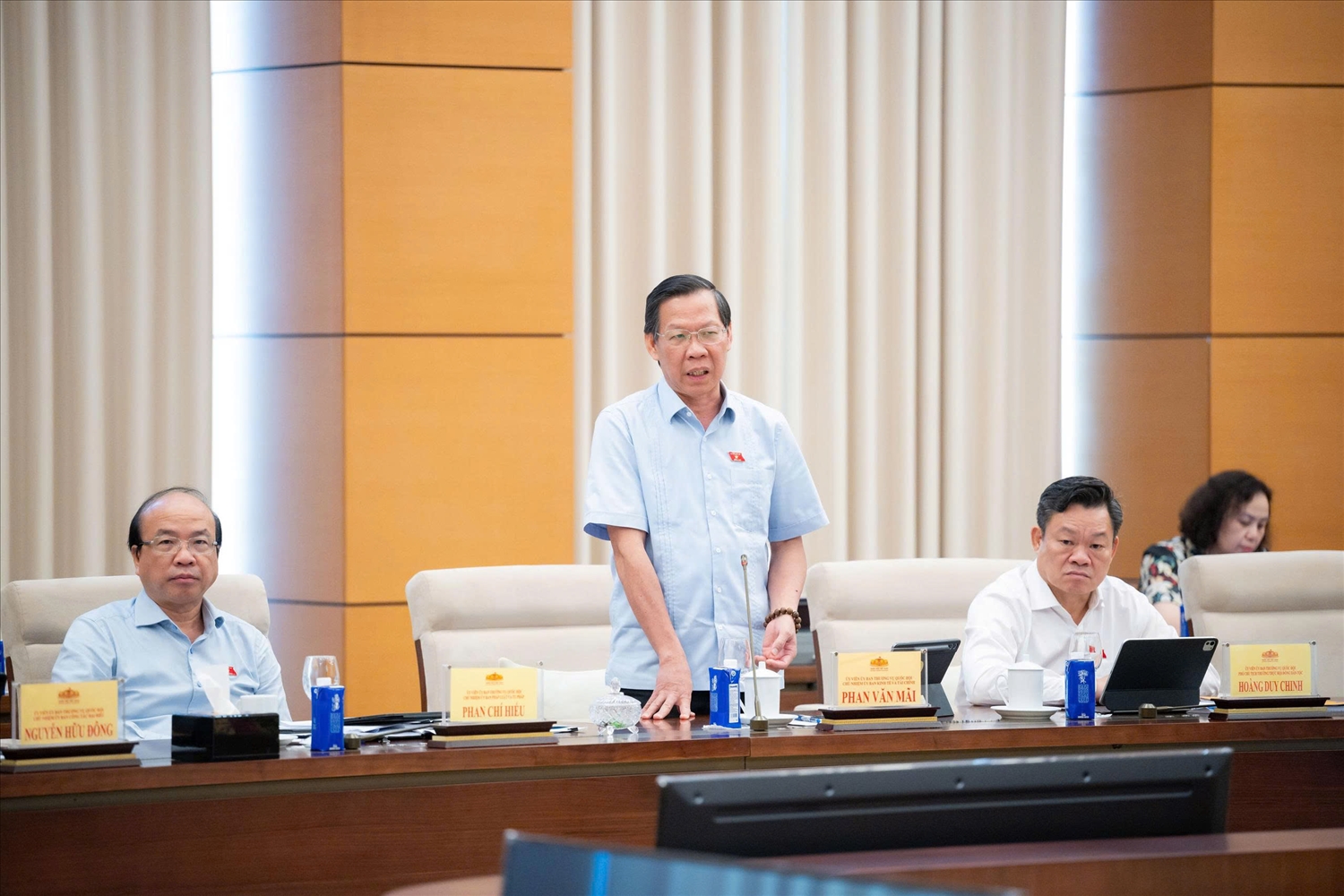 Chủ nhiệm Ủy ban Kinh tế và Tài chính Phan Văn Mãi phát biểu