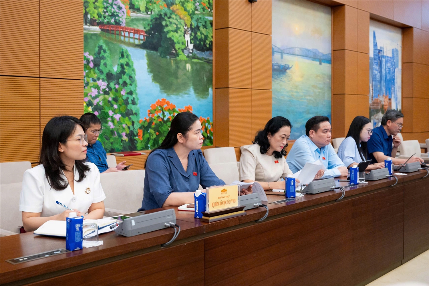 Các đại biểu tham dự Phiên họp