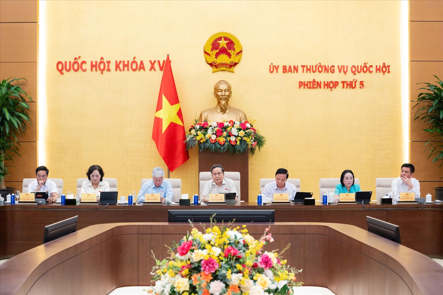 Chủ tịch Quốc hội Trần Thanh Mẫn, Phó Chủ tịch Thường trực Quốc hội Đỗ Văn Chiến cùng các Phó Chủ tịch Quốc hội tại Phiên họp