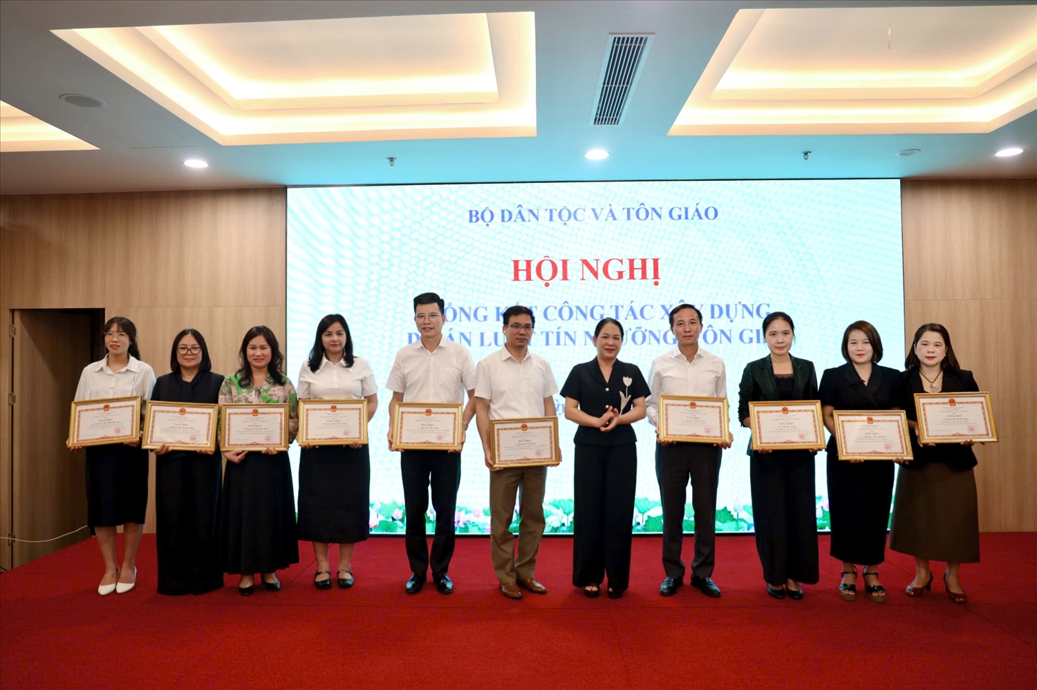 Thứ trưởng Nông Thị Hà trao Bằng khen của Bộ trưởng Bộ Dân tộc và Tôn giáo cho các cá nhân có thành tích xuất sắc trong công tác xây dựng Luật Tín ngưỡng, tôn giáo (sửa đổi)