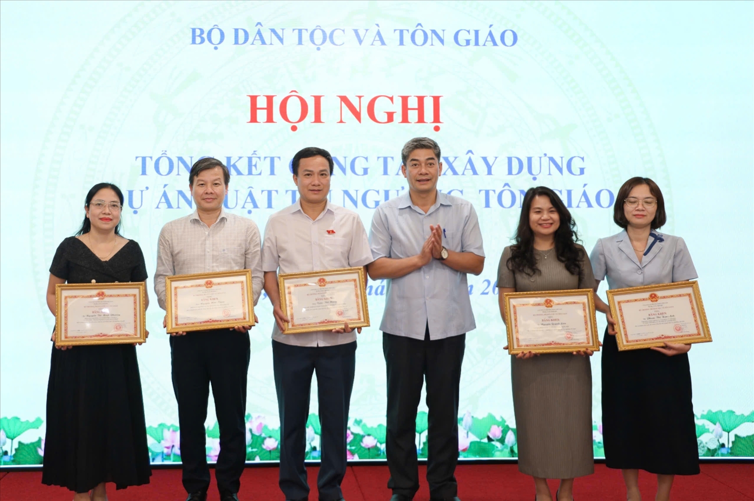 Thứ trưởng Y Vinh Tơr trao Bằng khen của Bộ trưởng Bộ Dân tộc và Tôn giáo cho các cá nhân có thành tích xuất sắc trong công tác xây dựng Luật Tín ngưỡng, tôn giáo (sửa đổi)