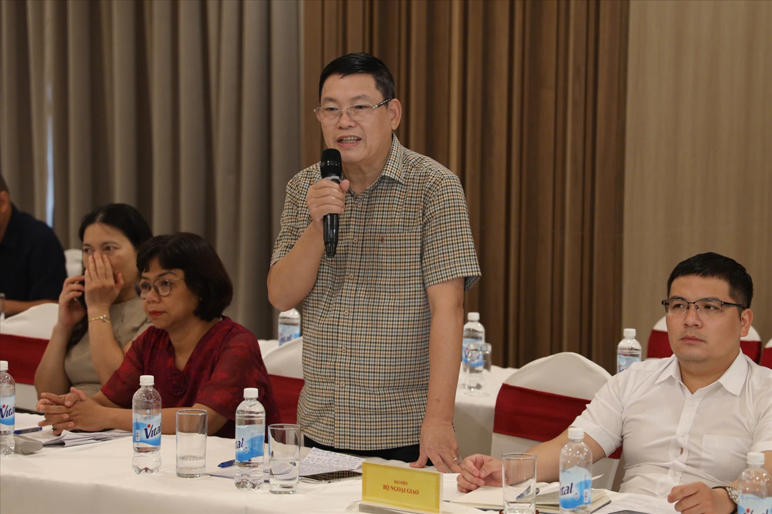 Thiếu tướng Bùi Thanh Hà thay mặt cho các nhà chuyên gia, các nhà khoa học phát biểu tại Hội nghị