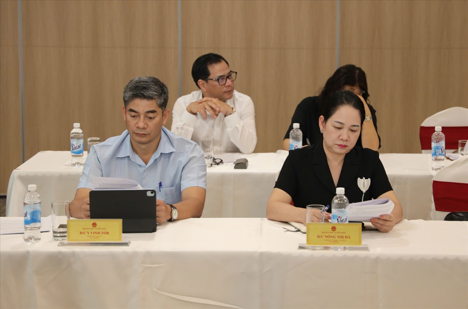 Thứ trưởng Y Vinh Tơr; Thứ trưởng Nông Thị Hà cùng các đại biểu tham dự Hội nghị