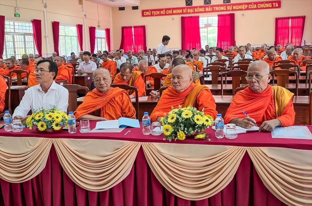 Chức sắc, chức việc, tăng sinh và đại diện Ban Quản trị các chùa Phật giáo Nam tông Khmer tham dự Hội nghị