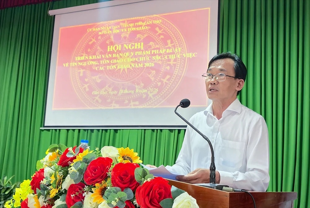 Ông Hồ Văn Phương, Phó Giám đốc Sở Dân tộc và Tôn giáo thành phố Cần Thơ phát biểu tại Hội nghị