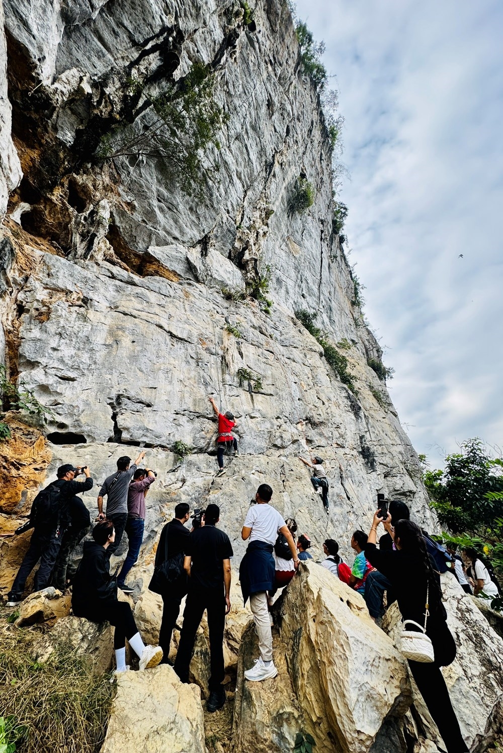 Và không ít nhà leo núi đến từ châu Âu, châu Mỹ và Đông Bắc Á dành lời khen đặc biệt cho địa hình núi đá Hữu Liên (tỉnh Lạng Sơn) vì vừa đẹp, vừa thách thức, vừa an toàn để tổ chức các hoạt động mạo hiểm có kiểm soát