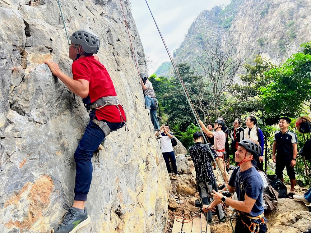 Đặc biệt, không chỉ là nơi người dân gìn giữ nếp sống truyền thống trong không gian hùng vĩ của núi rừng, xã Hữu Liên (tỉnh Lạng Sơn) còn chinh phục du khách trong nước và quốc tế bằng những cụm homestay đạt chuẩn ASEAN - tiêu biểu cho mô hình làm du lịch cộng đồng chuyên nghiệp, văn minh nhưng vẫn giữ được linh hồn địa phương