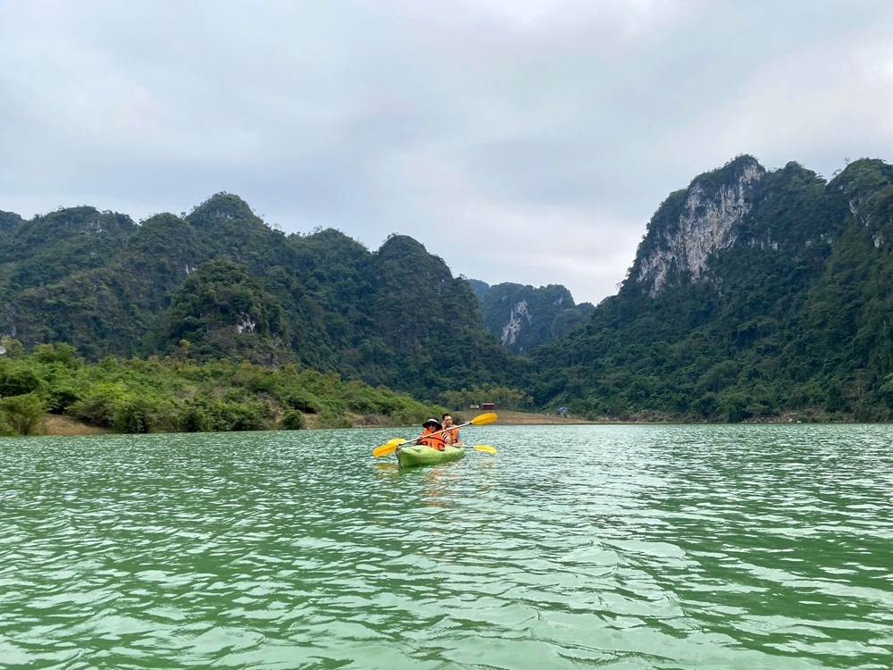 Bên trong không gian rừng là chuỗi thác nước, hang động và hệ sinh cảnh còn giữ nguyên vẻ nguyên sơ, mở ra biên độ rộng cho du lịch nghiên cứu, du lịch trải nghiệm và giáo dục môi trường