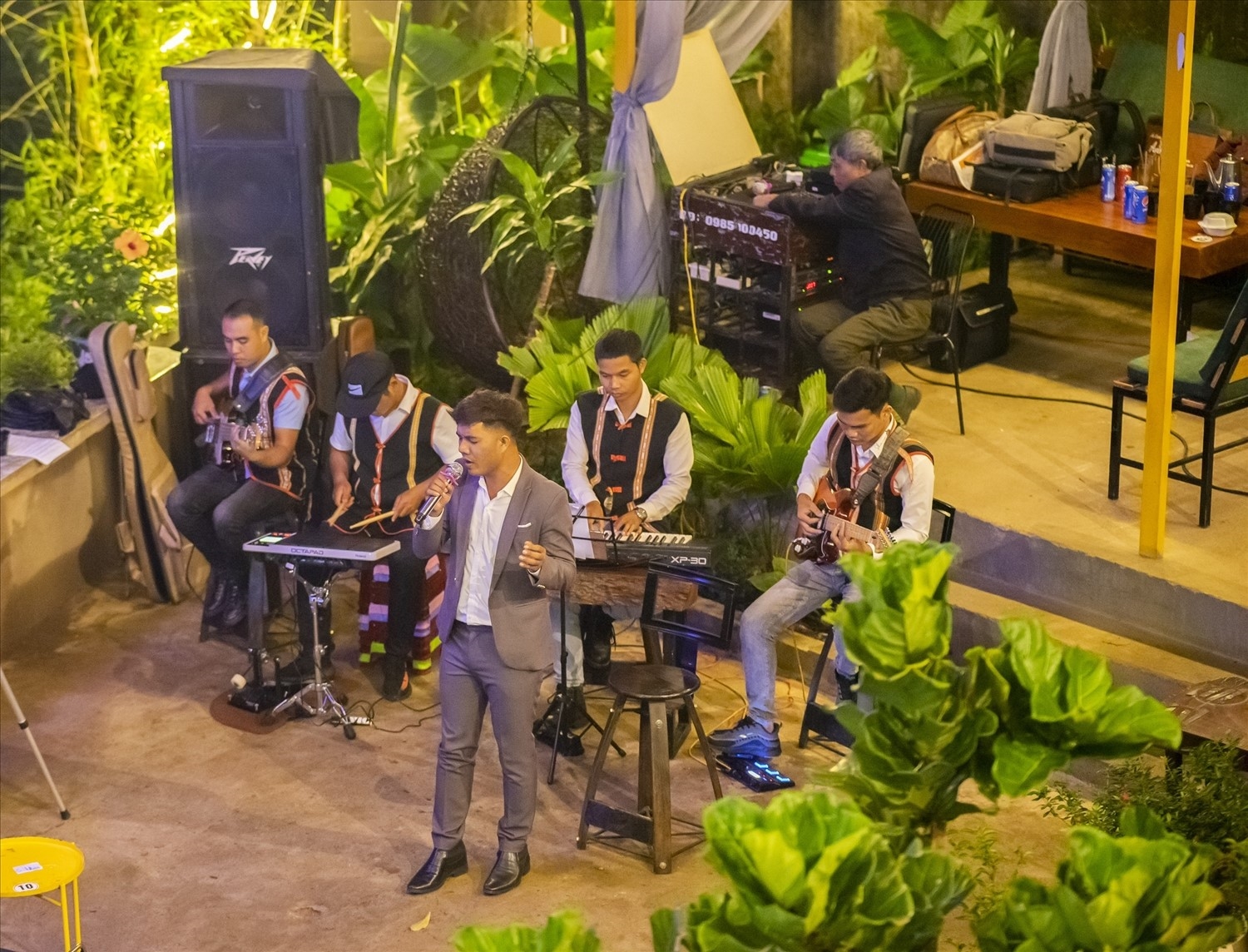 Đặc biệt, sự đam mê, yêu thích với nhiều cách làm hay của các bạn trẻ hôm nay để giữ gìn vốn di sản văn hóa cổ truyền quý giá, đã và đang góp phần gìn giữ ngọn lửa âm nhạc dân tộc và phát huy di sản văn hóa phi vật thể trong đời sống…