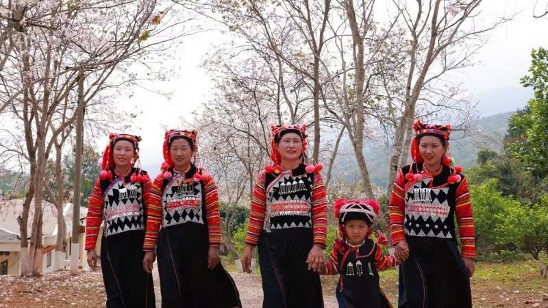 Chiếc mũ được phụ nữ và trẻ em dân tộc Hà Nhì Hoa đội trong ngày lễ hội truyền thống.