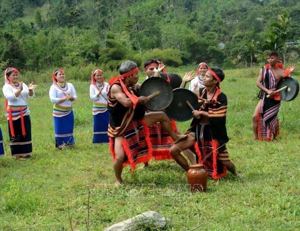 Với 54 dân tộc anh em, trong đó có 53 dân tộc thiểu số đang sinh sống trên dải đất hình chữ S, mỗi dân tộc đều có một bản sắc văn hóa riêng, tạo nên sự thống nhất trong đa dạng văn hóa Việt Nam