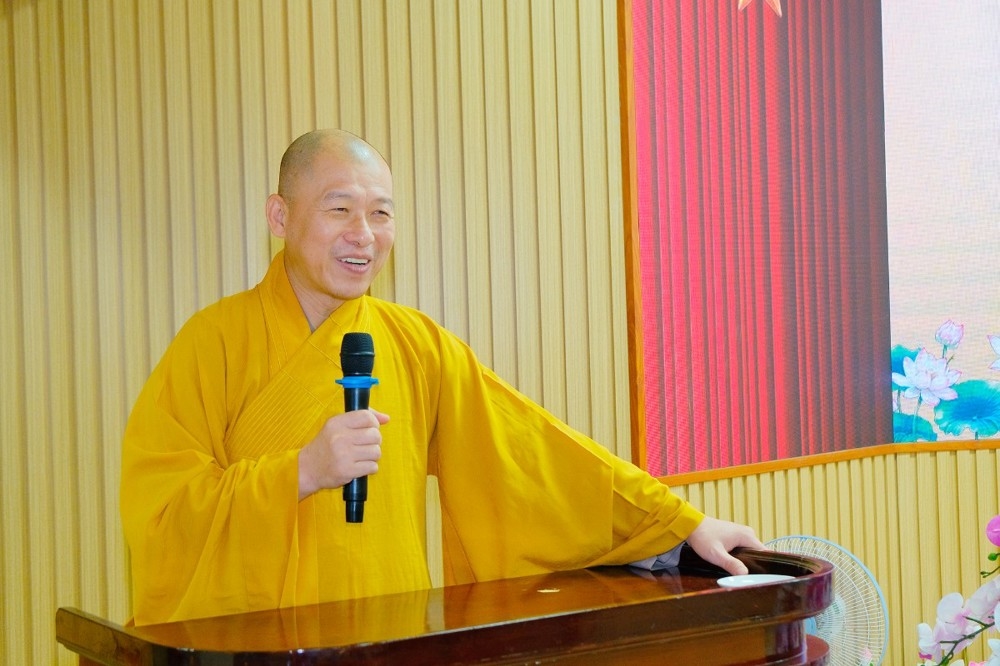 Thượng tọa Thích Minh Nhẫn phát biểu tại Hội nghị