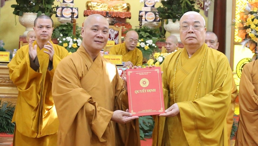 Đại đức Thích Thanh Quang, Ủy viên Hội đồng Trị sự, Trưởng ban Trị sự Giáo hội Phật giáo Việt Nam tỉnh Hưng Yên nhận Quyết định chuẩn y