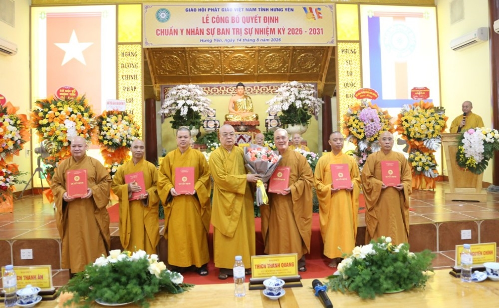 Chư tăng Ban Trị sự Giáo hội Phật giáo Việt Nam tỉnh Hưng Yên nhận Quyết định chuẩn y