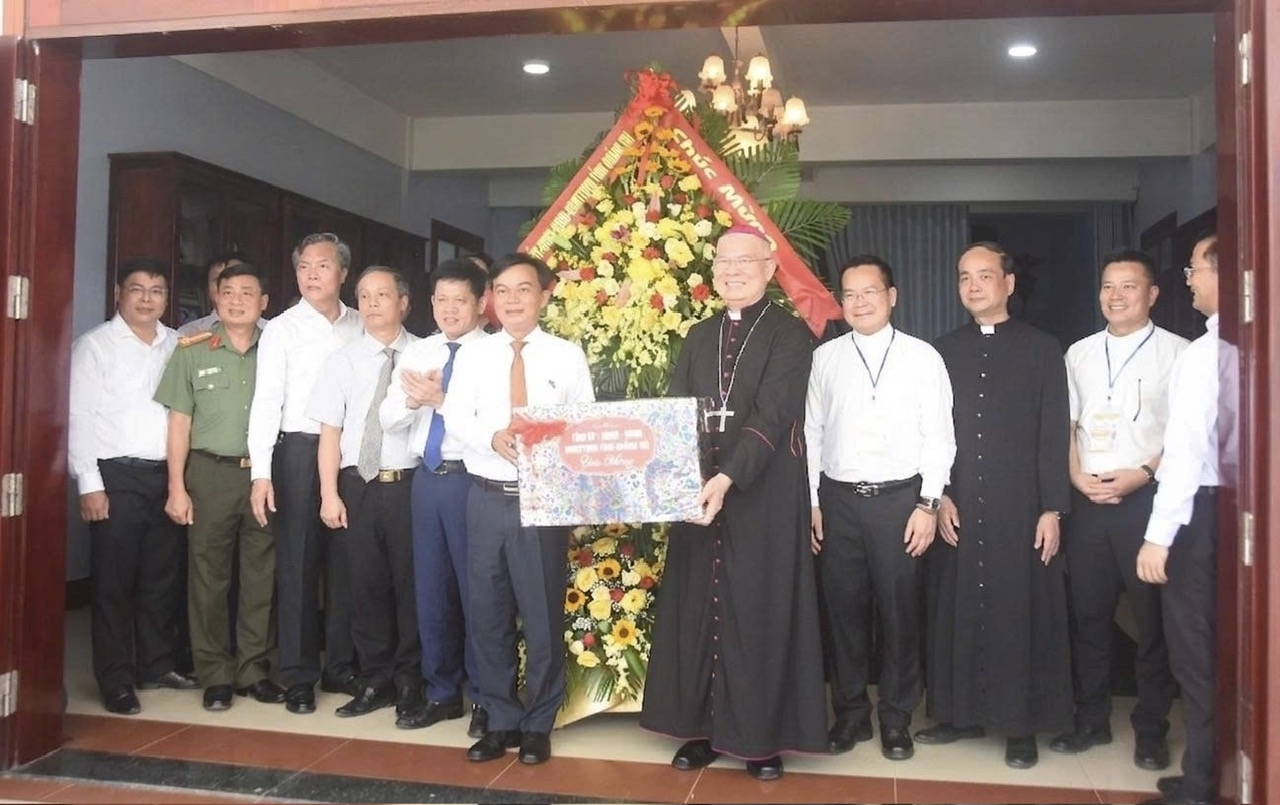 Ông Nguyễn Chiến Thắng, Phó Bí thư Tỉnh ủy tỉnh Quảng Trị tặng hoa và quà chúc mừng Đại hội