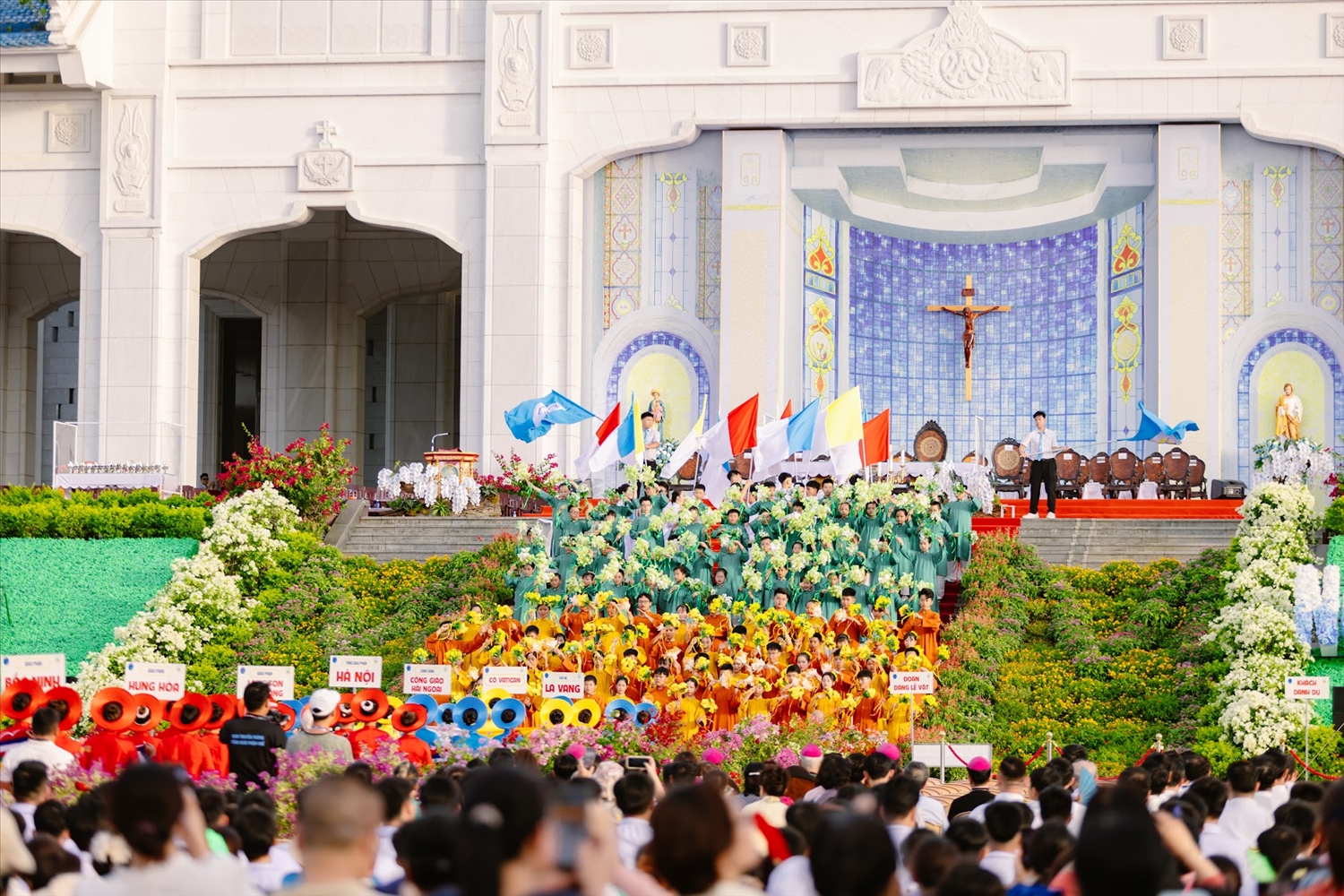 Các cộng đoàn dâng vũ khúc tại Đại hội Hành hương Đức Mẹ La Vang 