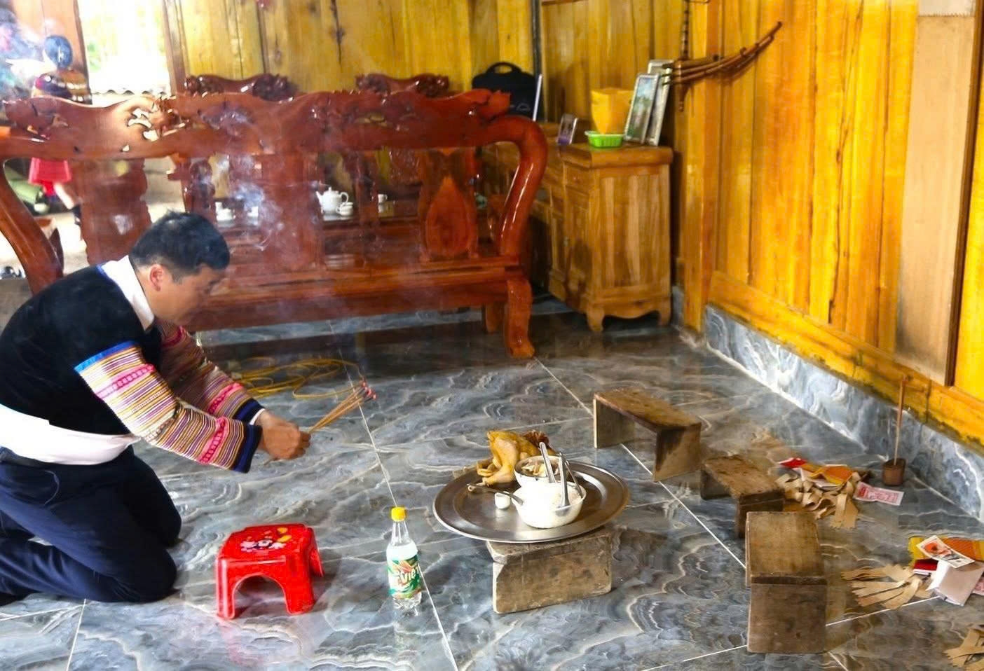 Chủ nhà thực hiện nghi thức dâng lễ, mời Tổ tiên về chứng giám trong Lễ hội Mừng cơm mới của đồng bào Mông ở Sơn Lương