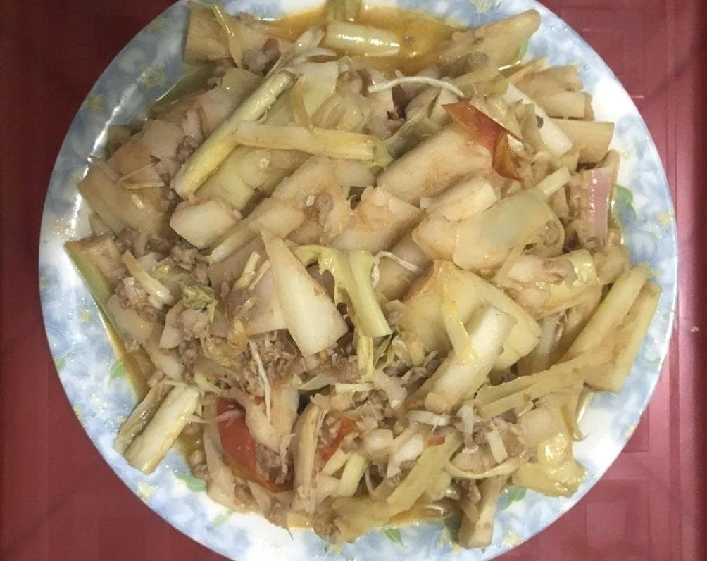 Mầm riềng xào thịt - món ăn dân dã của đồng bào vùng cao Cao Bằng, nổi bật với vị giòn, thơm và cay nhẹ đặc trưng của búp riềng non