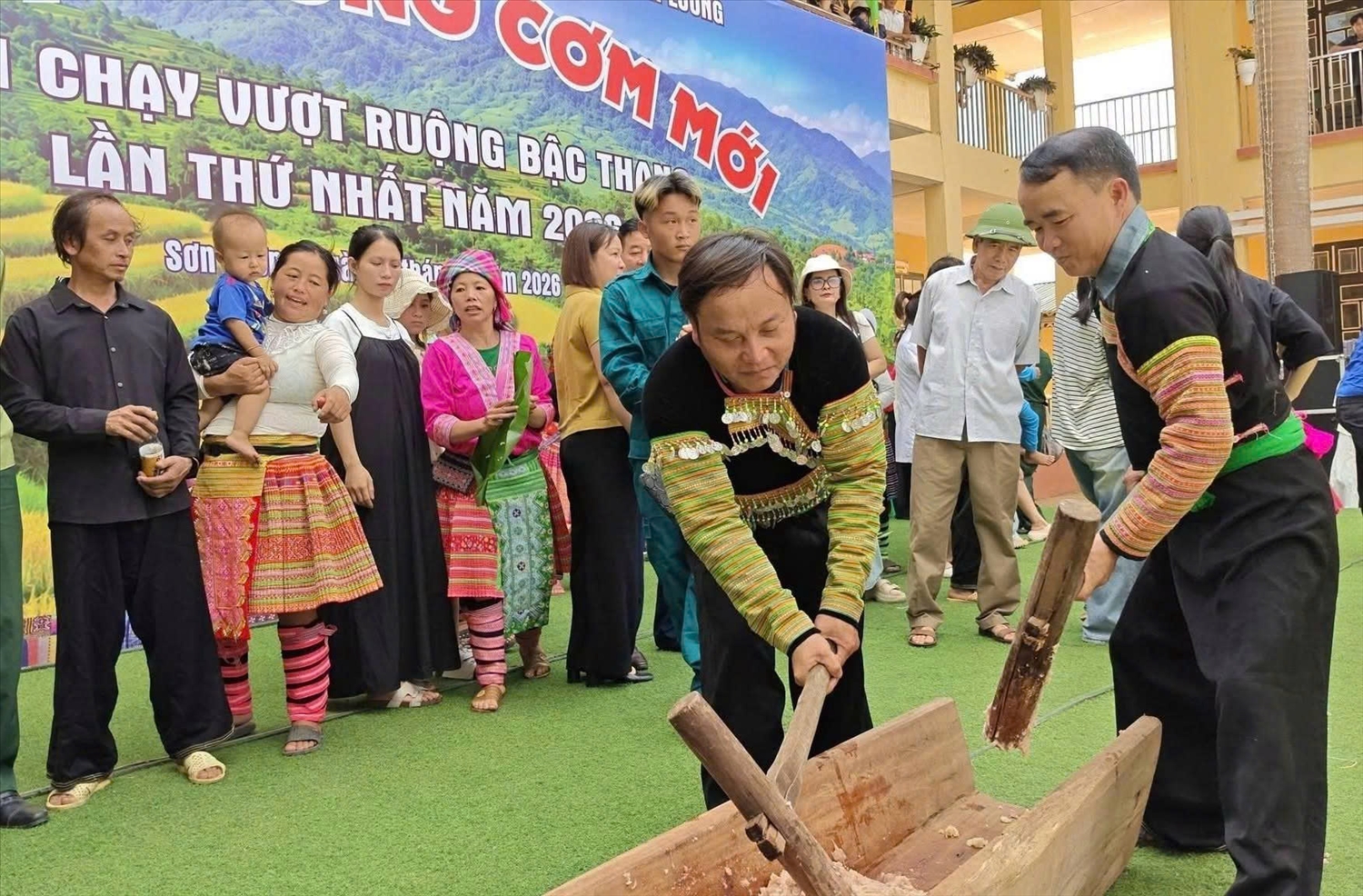 Người dân và du khách trải nghiệm giã bánh giầy - hoạt động văn hóa dân gian tại Lễ hội Mừng cơm mới ở xã Sơn Lương
