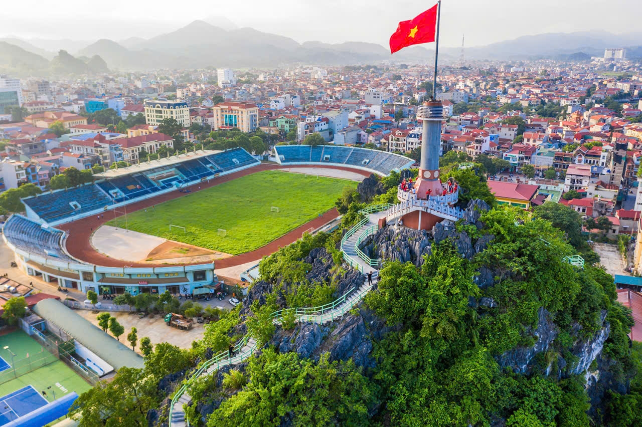 Đến tỉnh Lạng Sơn thì không khó, nhưng muốn có một chuyến đi an toàn và đáng nhớ thì không dễ. Và không dễ để biết đi đâu, ăn gì, chơi gì,... nếu du khách trong nước và quốc tế chưa có nhiều kinh nghiệm du lịch Lạng Sơn. Vùng đất này vẫn còn là một “nàng thơ” kỳ bí của núi rừng Đông Bắc với nền du lịch tự túc, hệ sinh thái du lịch hoang sơ…