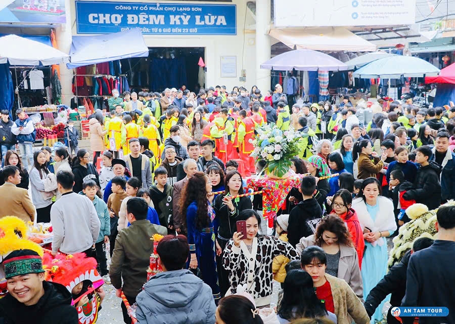 Khu chợ Kỳ Lừa (tỉnh Lạng Sơn) thu hút đông đảo người dân và du khách tới tham quan, mua sắm…