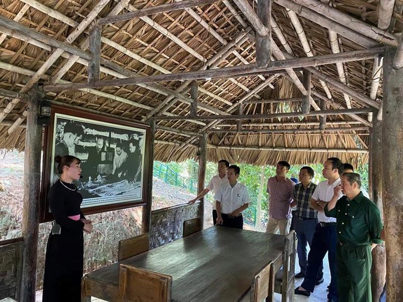 Du khách tham quan Khu Di tích lịch sử Tân Trào, Tuyên Quang. Ảnh: Phương Liên