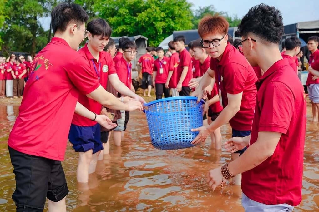 Các bạn trẻ tham gia phóng sinh hàng chục tấn cá tại hồ Đồng Mô