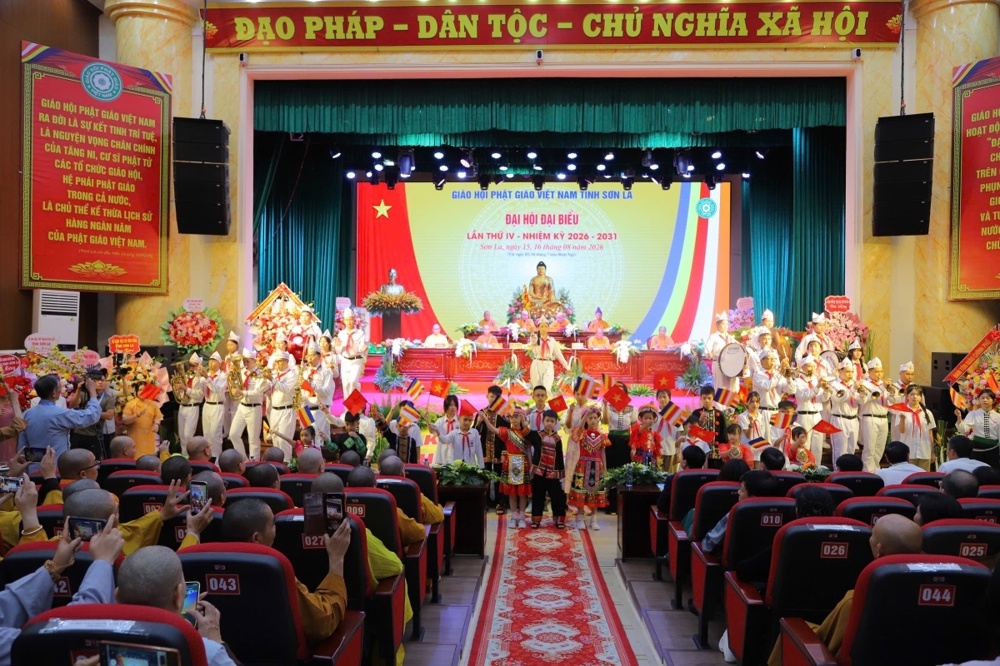 Thanh thiếu nhi phật tử tỉnh Sơn La dâng lên Đại hội những đóa hoa tươi thắm thể hiện tinh thần đoàn kết hòa hợp, trưởng dưỡng đạo tâm, trang nghiêm Giáo hội 