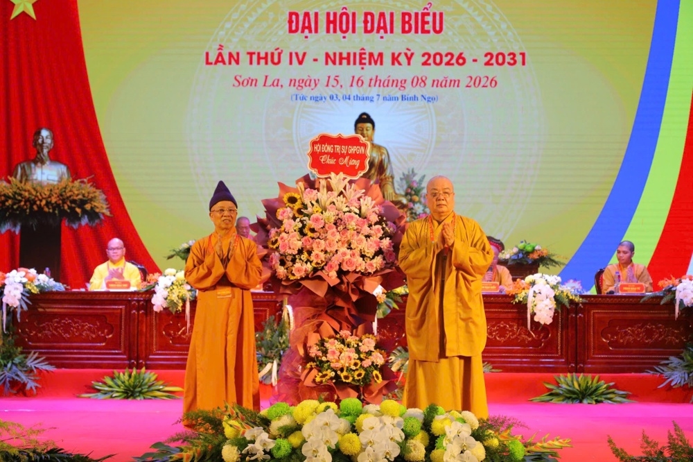 Hội đồng Trị sự Giáo hội Phật giáo Việt Nam tặng hoa chúc mừng Đại hội