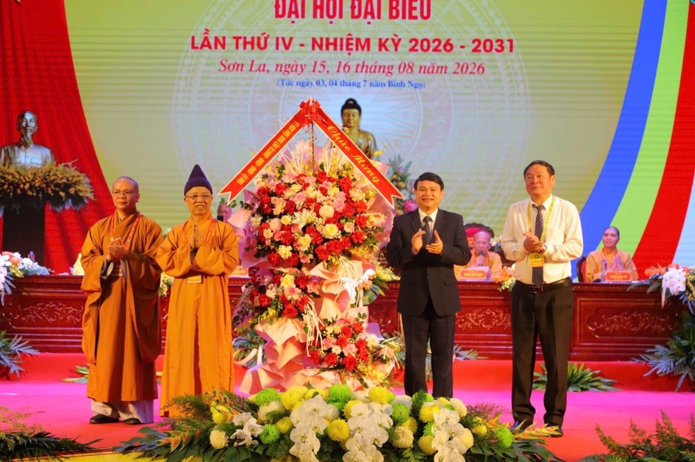 Đại diện chính quyền tỉnh Sơn La tặng lãng hoa chúc mừng Đại hội