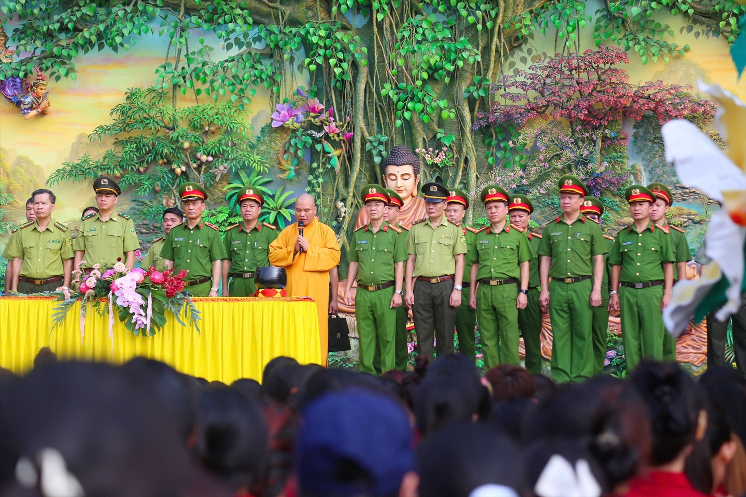 Thượng tọa Thích Đạo Thịnh và Ban Tổ chức làm lễ chú nguyện phóng sinh