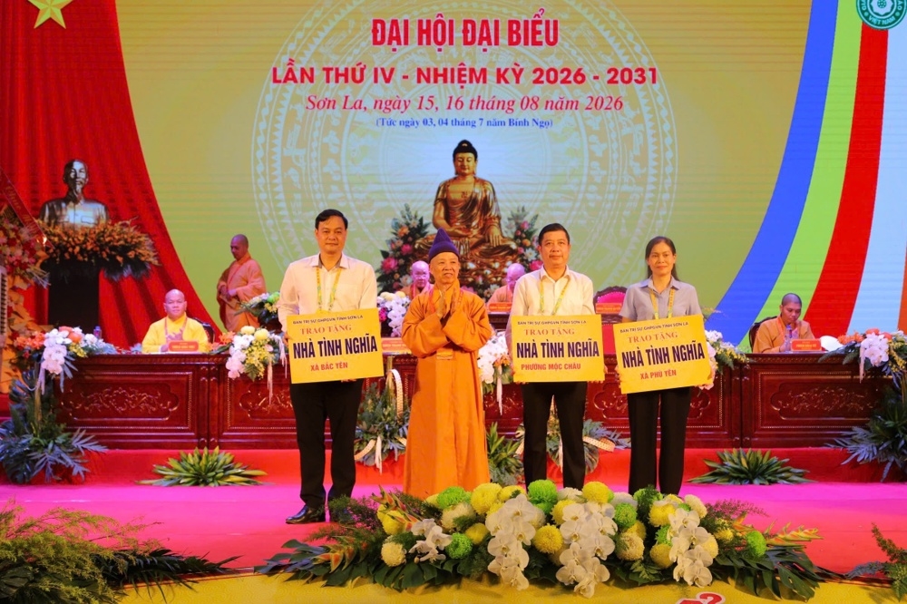 Ban Trị sự Giáo hội Phật giáo Việt Nam tỉnh Sơn La trao tặng nhà Đại đoàn kết và cầu dân sinh đến địa phương