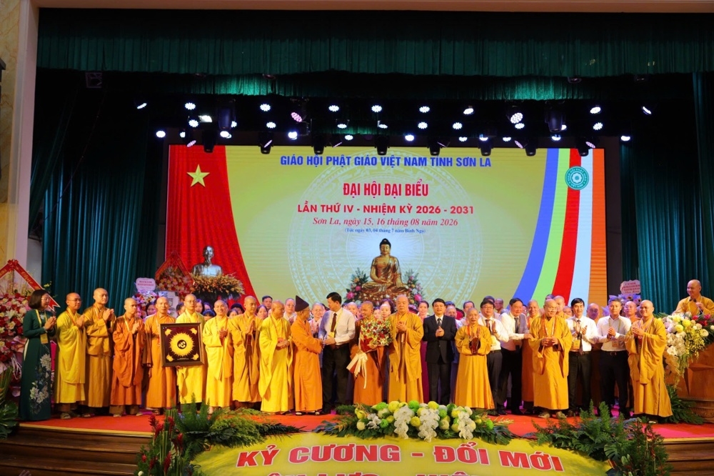 Các đại biểu tham dự Đại hội chúc mừng và chụp hình lưu niệm cùng Ban Trị sự Giáo hội Phật giáo Việt Nam nhiệm kỳ mới