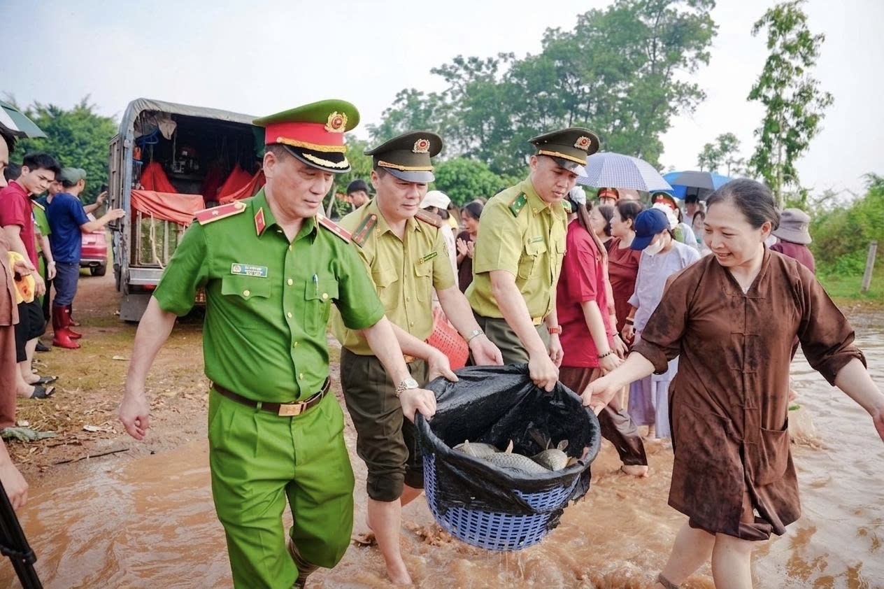 Các đại biểu cùng các phật tử thực hành phóng sinh đúng cách