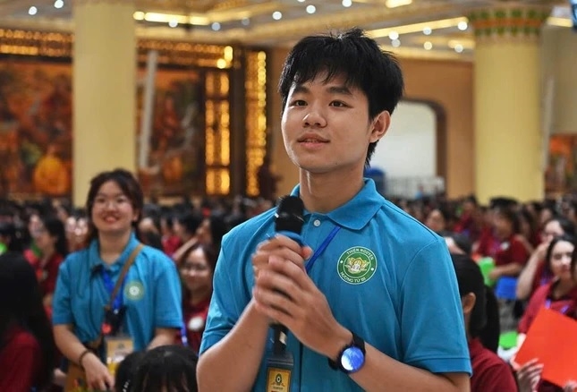 Các khóa sinh và đoàn viên thanh niên trao đổi, thảo luận nhiều nội dung về quy trình cứu hộ, chăm sóc, phục hồi và tái thả động vật hoang dã đúng cách