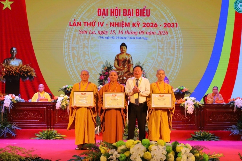 Các cá nhân có thành tích xuất sắc trong công tác Phật sự, góp phần xây dựng toàn dân tộc nhận Bằng khen của Ủy ban Mặt trận Tổ quốc Việt Nam tỉnh Sơn La