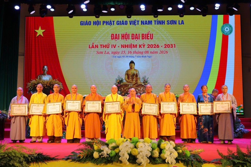 Trung ương Giáo hội trao tặng Bằng Tuyên dương công đức cho các cá nhân có nhiều đóng góp cho công tác Phật sự trong nhiệm kỳ qua
