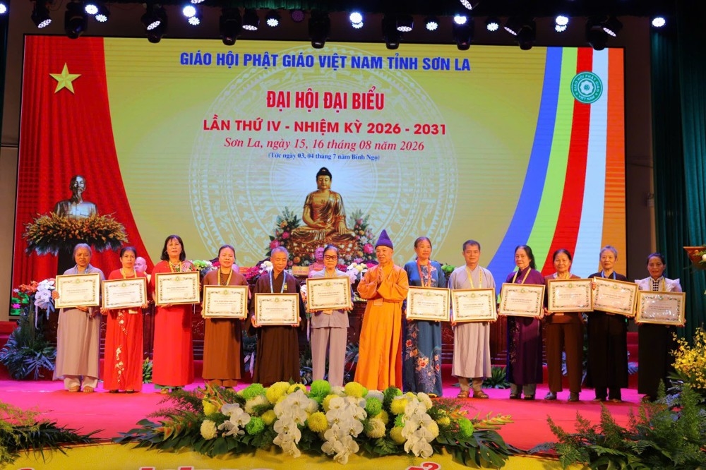 Giáo hội Phật giáo Việt Nam tỉnh Sơn La trao tặng Bằng Tuyên dương công đức đến các cá nhân có nhiều đóng góp cho công tác Phật sự
