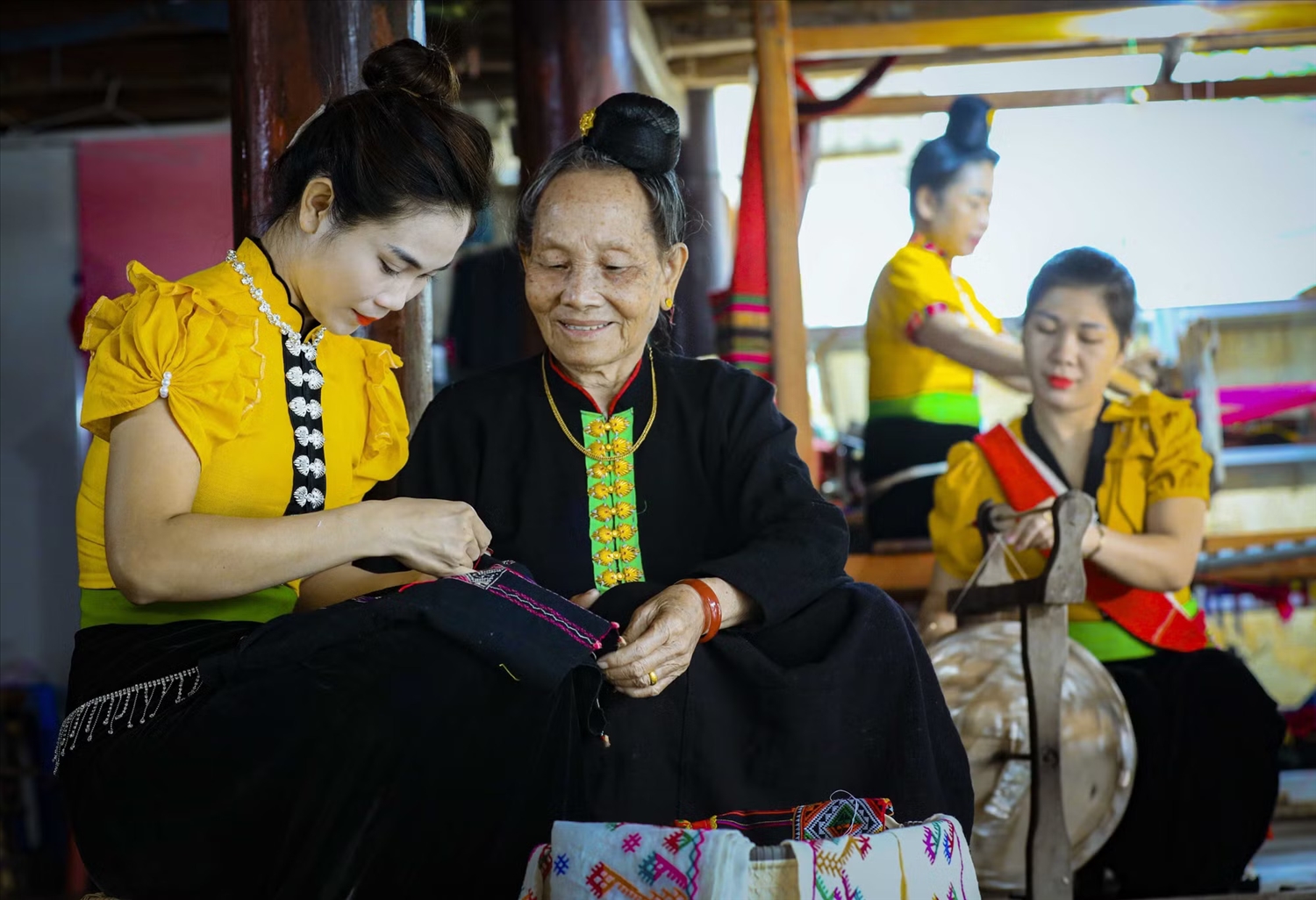 Nghệ nhân lớn tuổi truyền nghề dệt may thổ cẩm truyền thống cho thế hệ trẻ