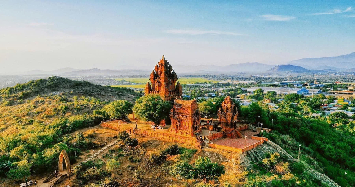 Tháp Pô Klong Garai sừng sững trên đồi Trầu, lưu giữ những giá trị đặc sắc của văn hóa Chăm qua nhiều thế kỷ